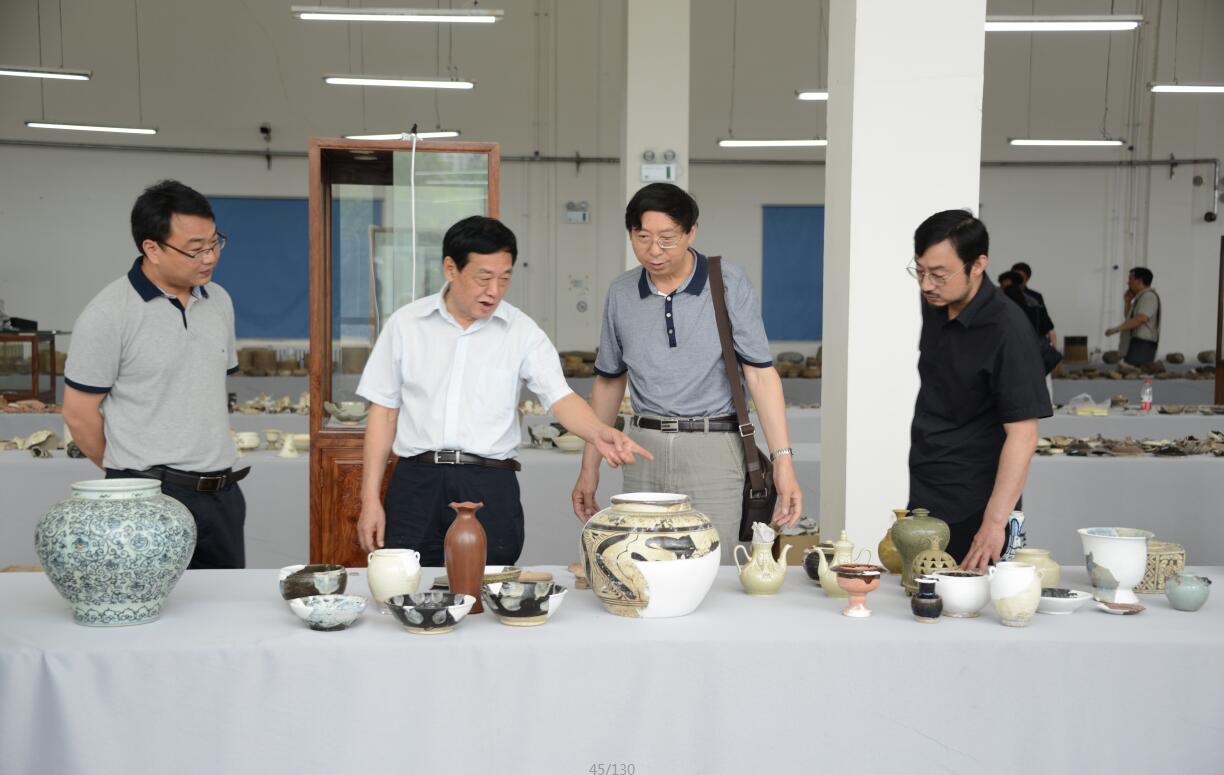 专家到中国陶瓷工艺技术陈列馆参观6.jpg 专家到中国陶瓷工艺技术陈列馆参观6.jpg